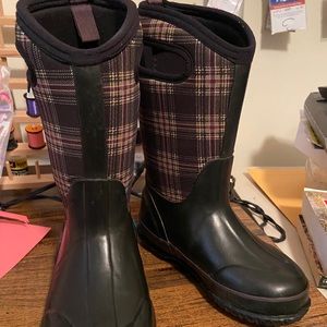 Youth size 1 Plaid Bogs GUC
